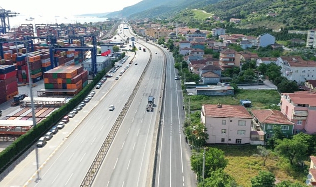korfezde-asfaltlanan-caddelerin-yol-cizgileri-cekildi-JF8Qjjg9.jpg