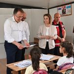 nevsehir-valisi-inci-sezer-ve-nevsehir-belediye-baskani-dr-mehmet-savran-depremzede-cocuklarla-bir-Ahk1aVhn.jpg