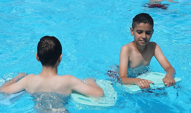 bagcilarli-cocuklar-havuzlarda-serinliyor-cY15OuO9.jpg