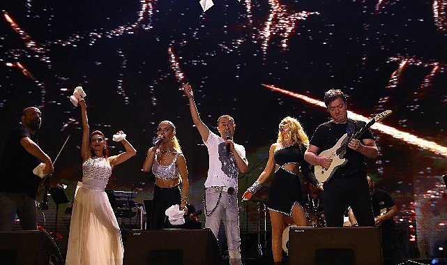 istanbul-festivalinde-hande-yener-ve-serdar-ortac-ruzgari-esti-ikD9jYx2.jpg