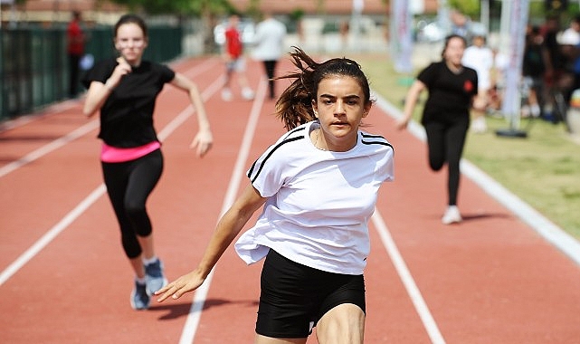 semra-aksu-atletizm-parki-1-yilda-binlerce-karsiyakaliyi-atletizm-ile-tanistirdi-xJg4XyQO.jpg
