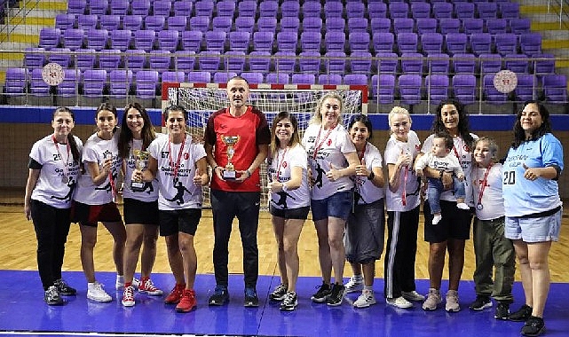aliaga-veteran-kadin-hentbol-takimlarindan-cifte-kupa-H679qlTQ.jpg