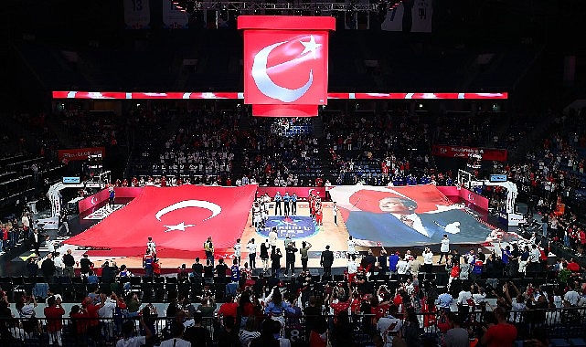 anadolu-efes-cumhuriyetimizin-100-yilini-taraftarlariyla-kutladi-cyd7IitQ.jpg