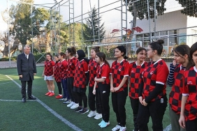 guzelbahce-belediyesi-kiz-futbol-takimindan-iddiali-baslangic.jpg