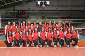malatyali-genc-voleybolcu-kizlar-ve-kadin-voleybol-milli-takim-oyunculari-vodafone-5-5g-ile-ayni-sahada-bulustu.jpg