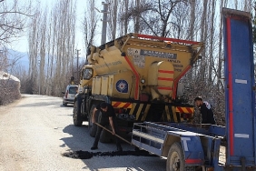 elmalida-zarar-goren-ve-yipranan-yollar-onariliyor.jpg