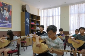 baskan-cercioglundan-genclere-kulturel-destek-yaz-kurslariyla-baglama-ogreniyorlar.jpg
