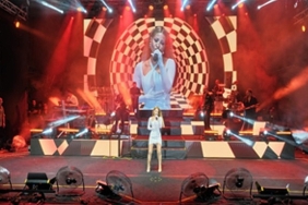 cim-konserleri-sahnesi-derya-ulugu-agirladi.jpg