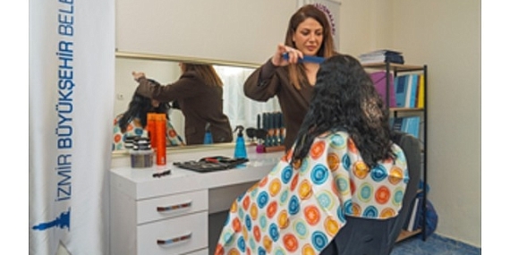 “Güçlenme Durakları” ile kadınlara hem kuaförlük hizmeti hem hak temelli eğitimler veriliyor