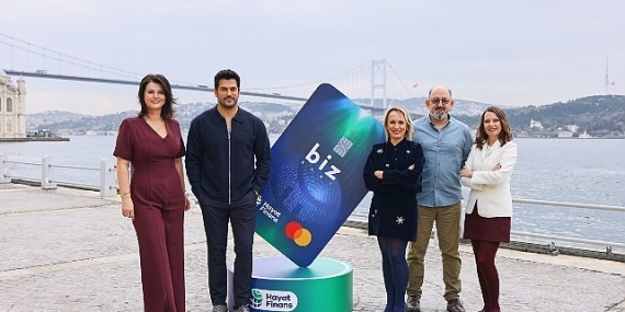 Burak Özçivit, Prof. Dr. Sinan Canan ve Açelya Akkoyun, Hayat Finans’ın ‘yeni nesil aile kartı’ için aynı sahnedeydi