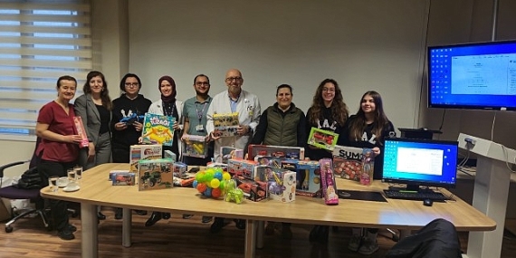 EÜ Tıp Fakültesi Hastanesinde tedavi gören çocuklar için oyuncak bağışı yapıldı