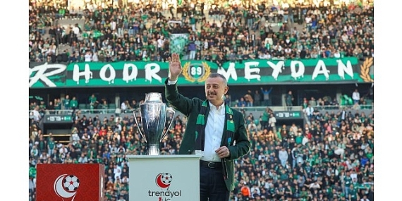 Başkan Büyükakın’dan 3 puana 3’lü kutlama!