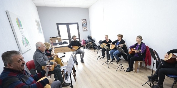 Konak’ta ücretsiz bağlama kursuna yoğun ilgi