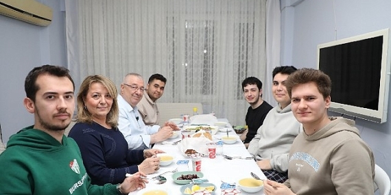 Başkan Ertaş üniversite öğrencilerinin iftar sofrasına konuk oldu
