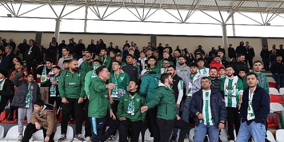 Başkan Özarslan Bağlumspor’a Tribünden Destek Verdi, Galibiyet Sevincini Paylaştı