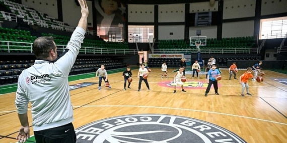 Bornova’da çocuklar sporla büyüyor