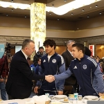 buyukakin-basarili-sporcularla-iftar-yapti.jpg