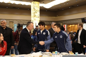 buyukakin-basarili-sporcularla-iftar-yapti.jpg