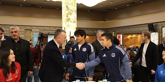 Büyükakın başarılı sporcularla iftar yaptı