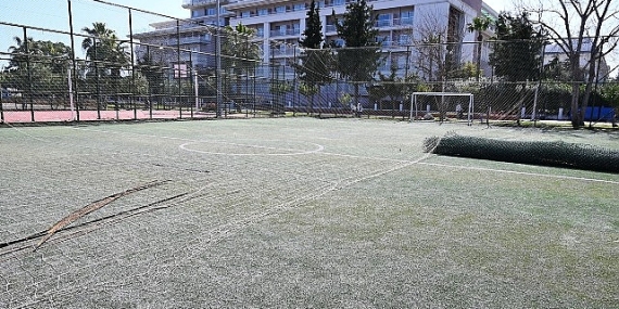 Günübirlik alandaki halı saha yenileniyor