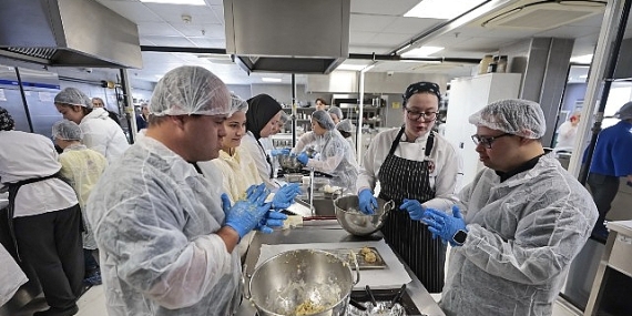 Konak’ın temiz kalpli şeflerinden down sendromuna ‘tatlı’ farkındalık
