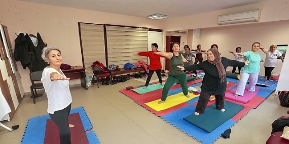 Konak’tan İleri Yaş’a sağlıklı mola: Yoga kursuyla zinde kalıyorlar