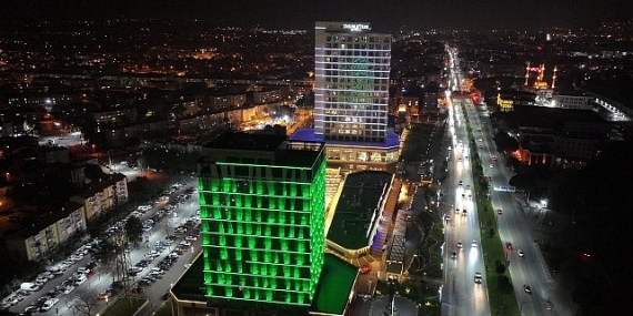 Manisa Büyükşehir Belediyesinden Tıp Bayramı’na Özel Işıklandırma