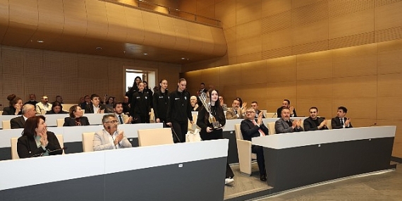 Nilüfer’in genç sporcuları başarılarını belediye meclisinde paylaştı