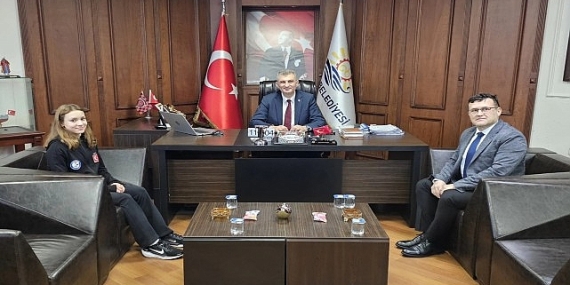 Başkan Sezer Şampiyon Milli yüzücü Gökalp’i Tebrik Etti