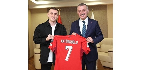 Kerem Aktürkoğlu’ndan Başkan Büyükakın’a Milli forma