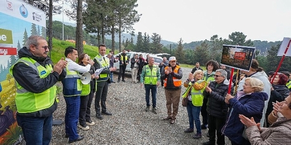 Maltepe’de, belediye-gönüllü iş birliğiyle ormanlık alan çöplerden arındırıldı